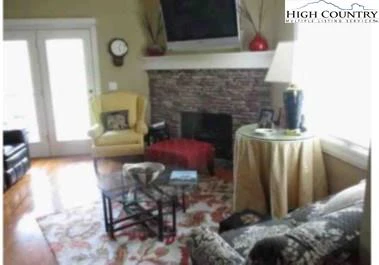 Image number 4 for the current listing