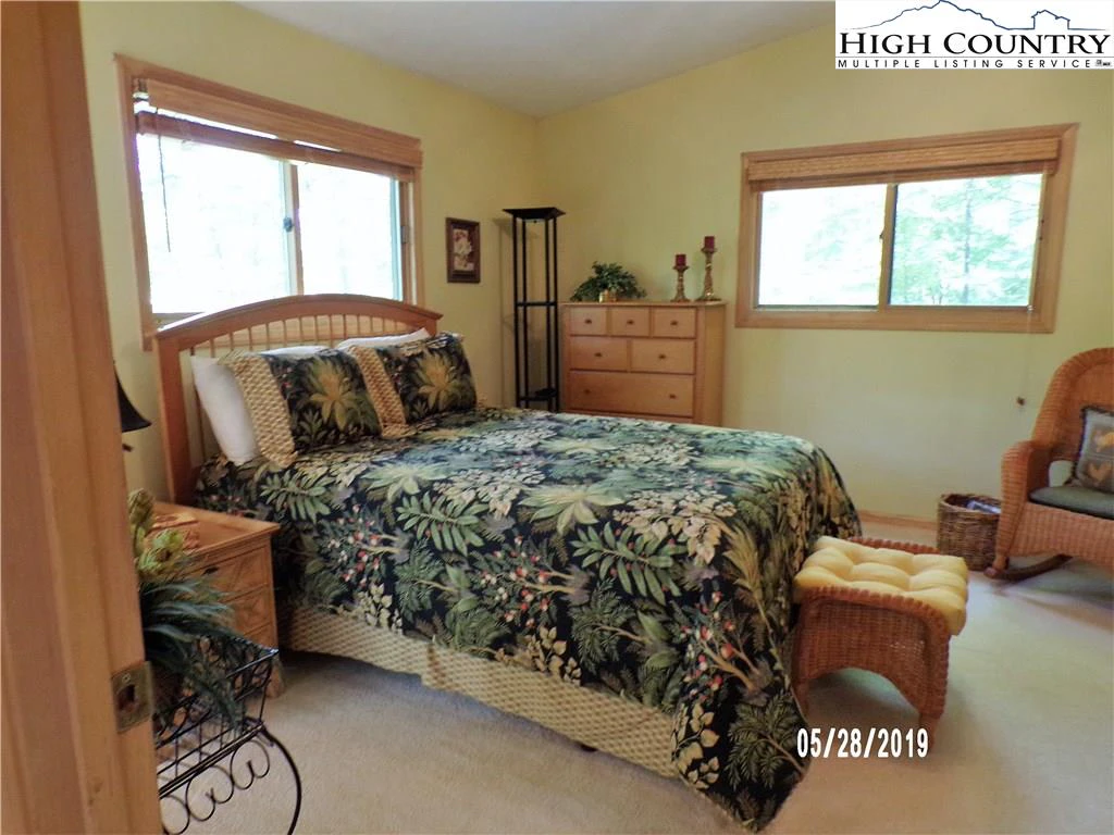 Image number 3 for the current listing