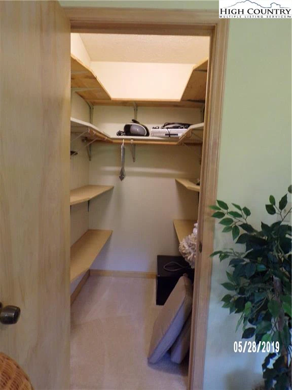 Image number 4 for the current listing