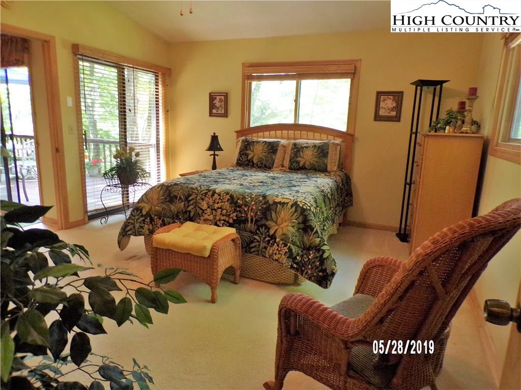 Image number 5 for the current listing