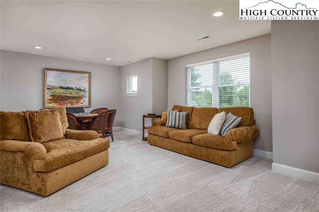 Image number 4 for the current listing