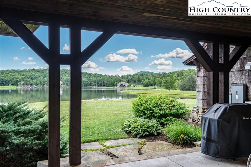 Image number 17 for the current listing