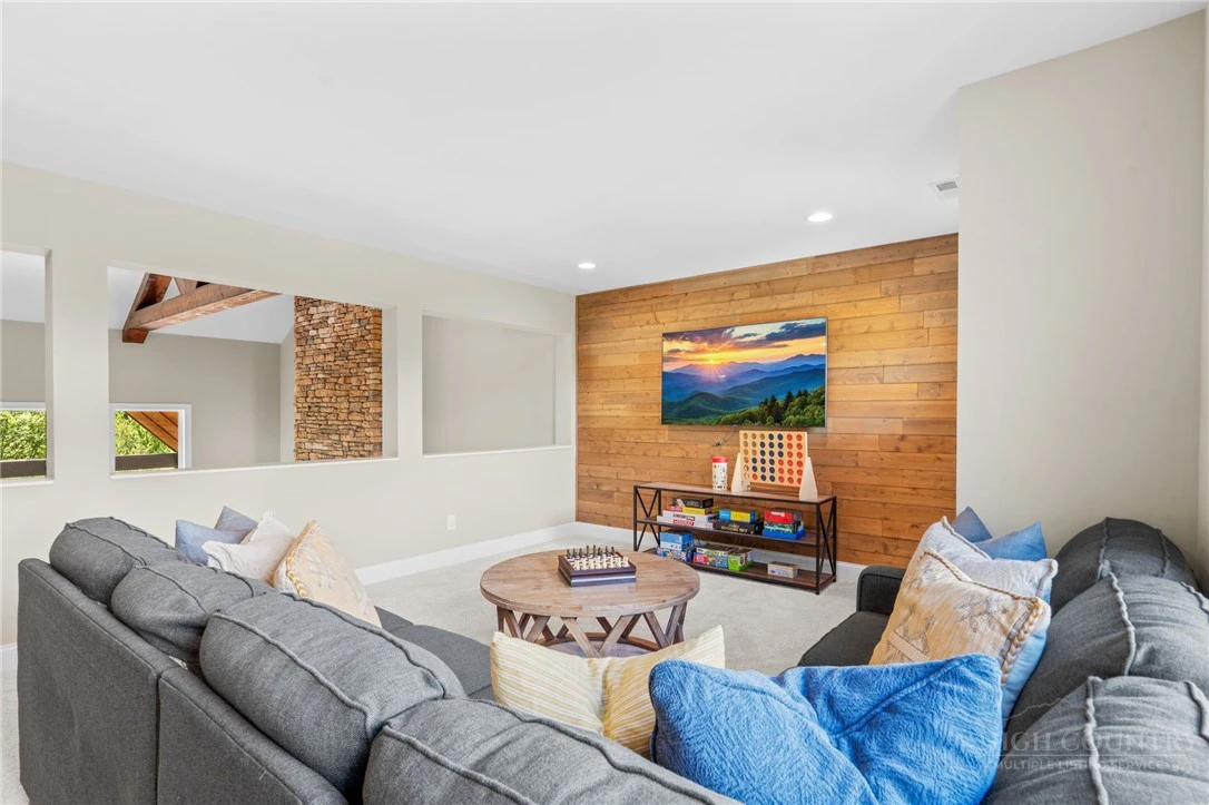 Image number 14 for the current listing
