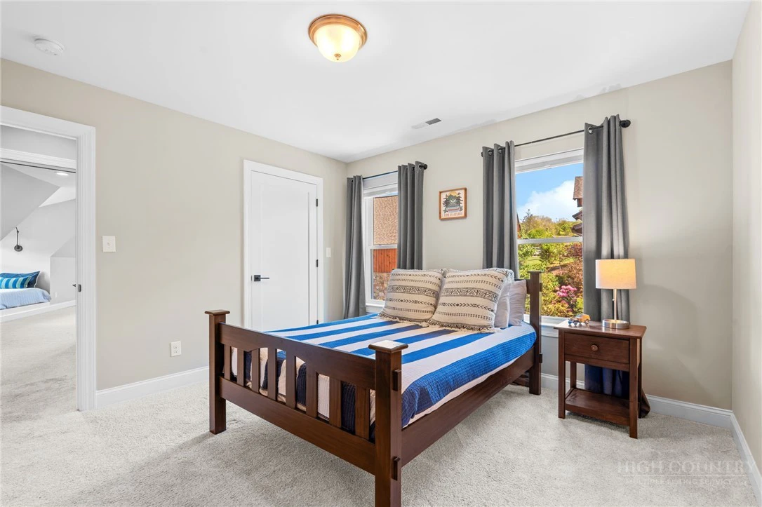 Image number 5 for the current listing