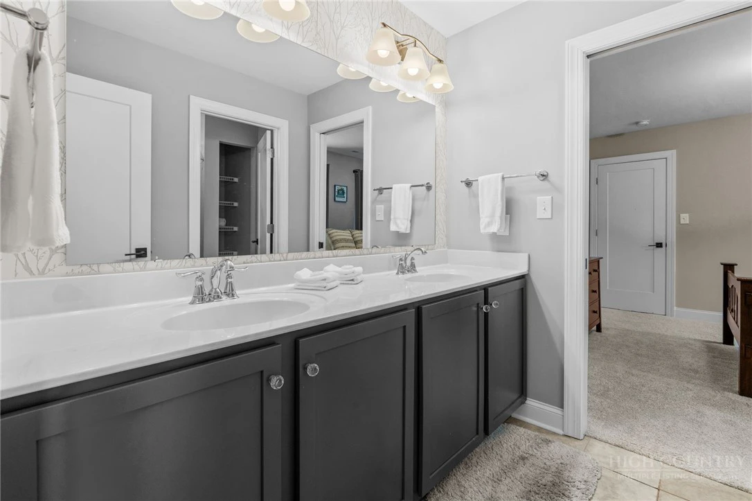 Image number 7 for the current listing