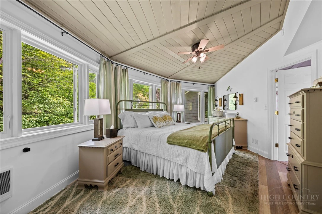 Image number 18 for the current listing