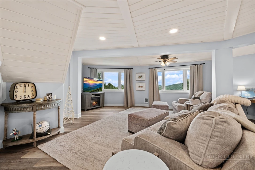 Image number 21 for the current listing