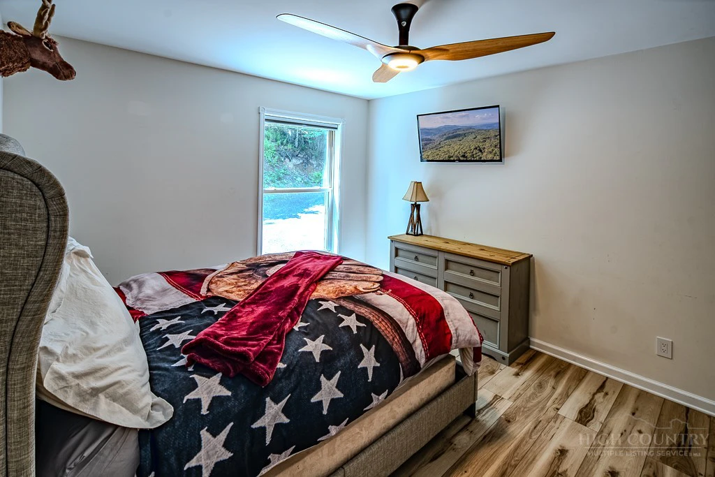 Image number 34 for the current listing