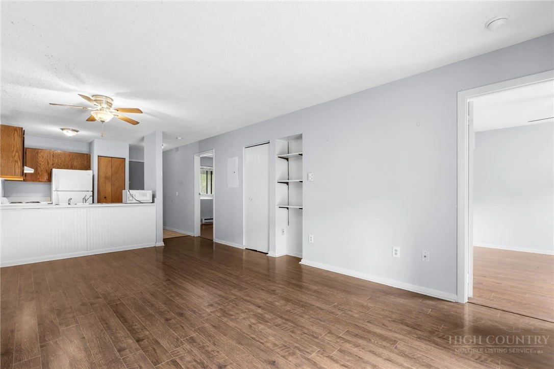 Image number 4 for the current listing