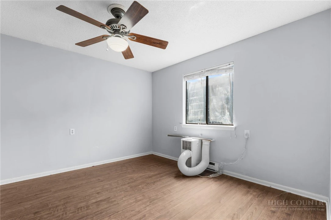 Image number 16 for the current listing