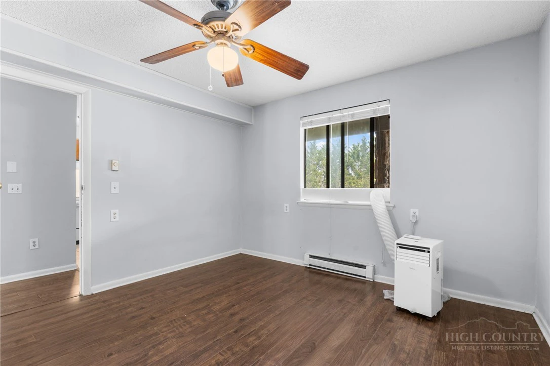 Image number 19 for the current listing