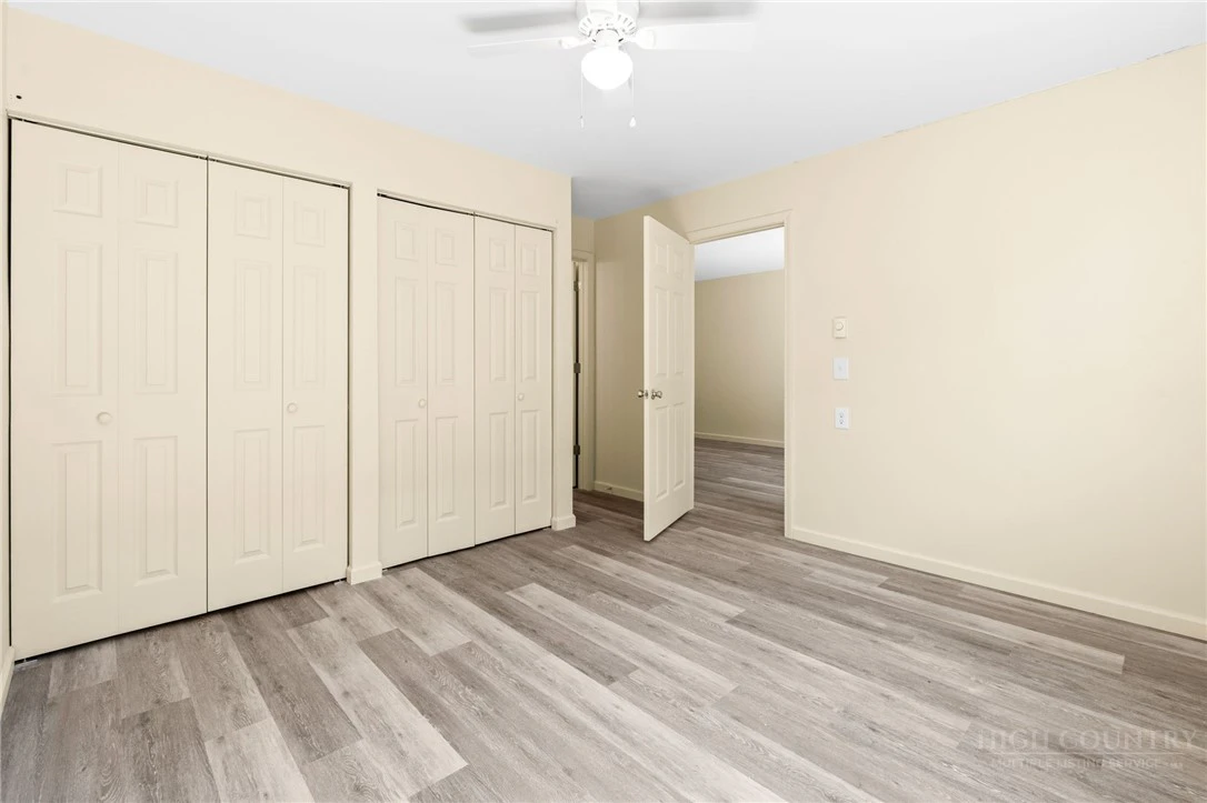 Image number 4 for the current listing
