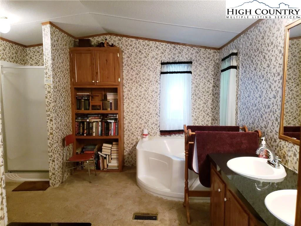 Image number 13 for the current listing