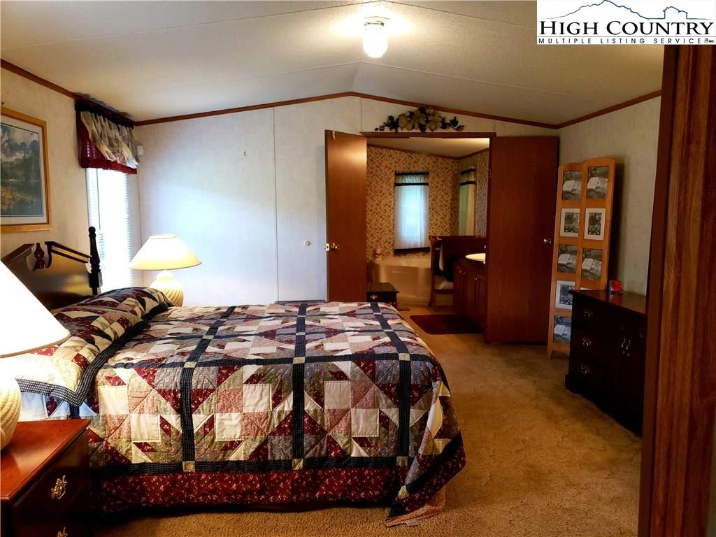 Image number 11 for the current listing