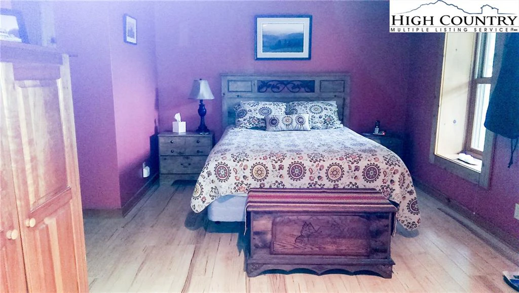 Image number 5 for the current listing