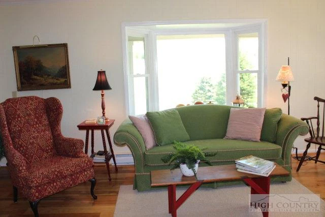 Image number 14 for the current listing