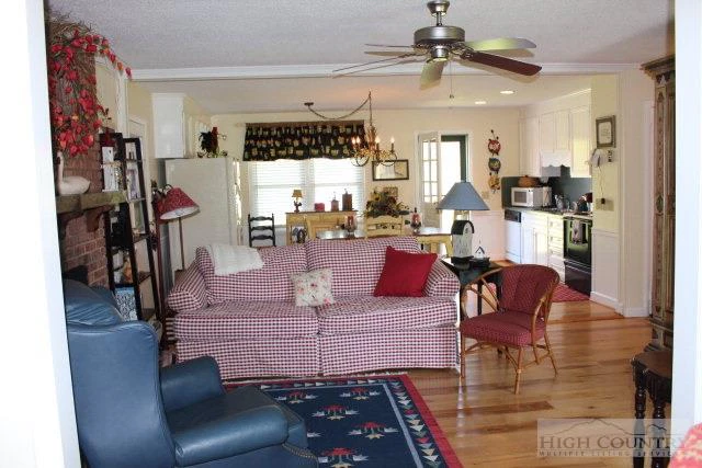Image number 9 for the current listing