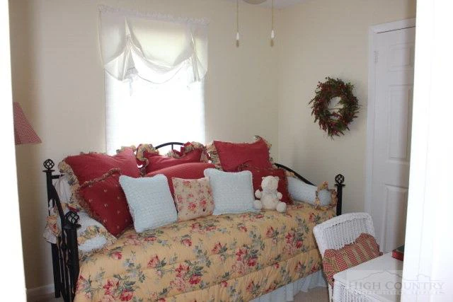 Image number 21 for the current listing