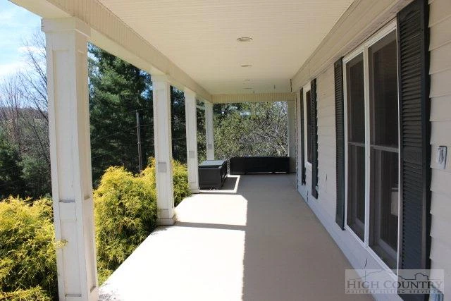 Image number 19 for the current listing