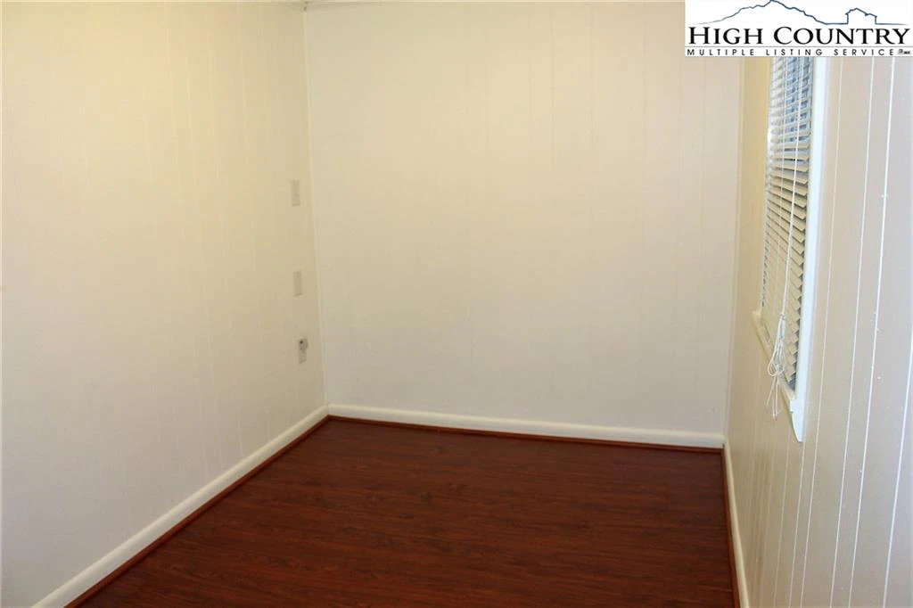 Image number 11 for the current listing
