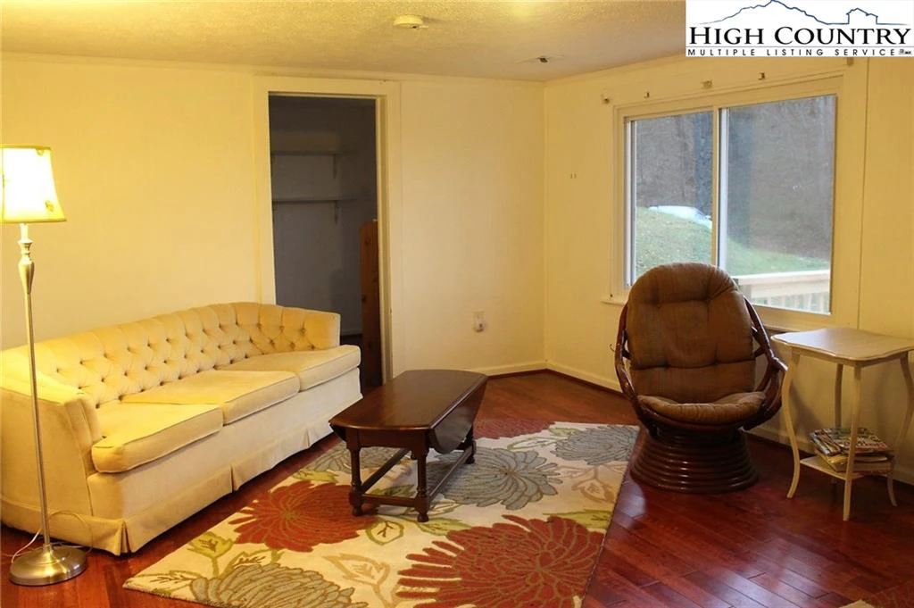 Image number 5 for the current listing