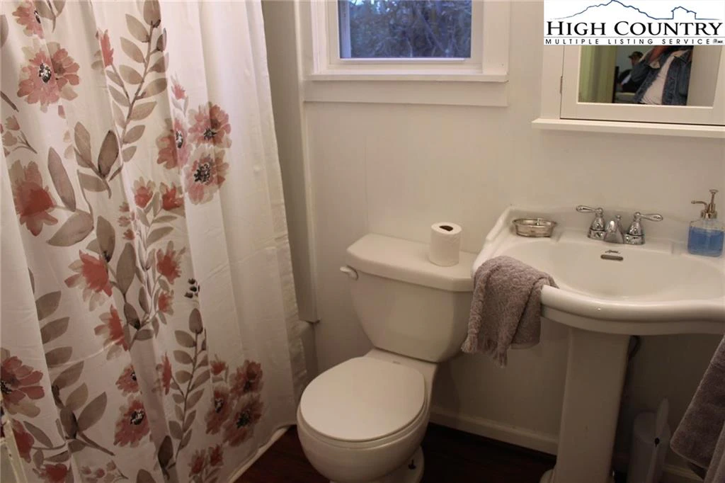 Image number 9 for the current listing
