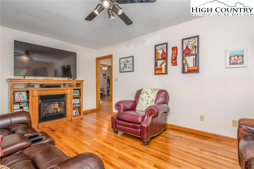Image number 14 for the current listing