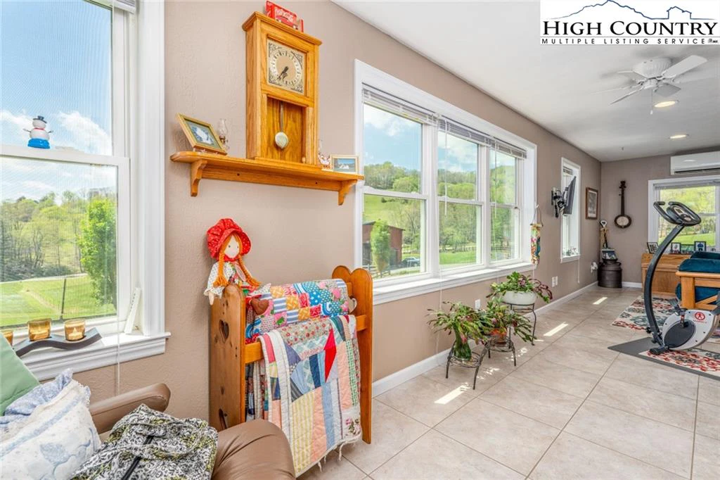 Image number 4 for the current listing