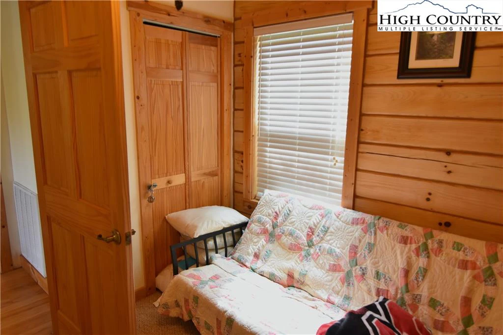 Image number 14 for the current listing
