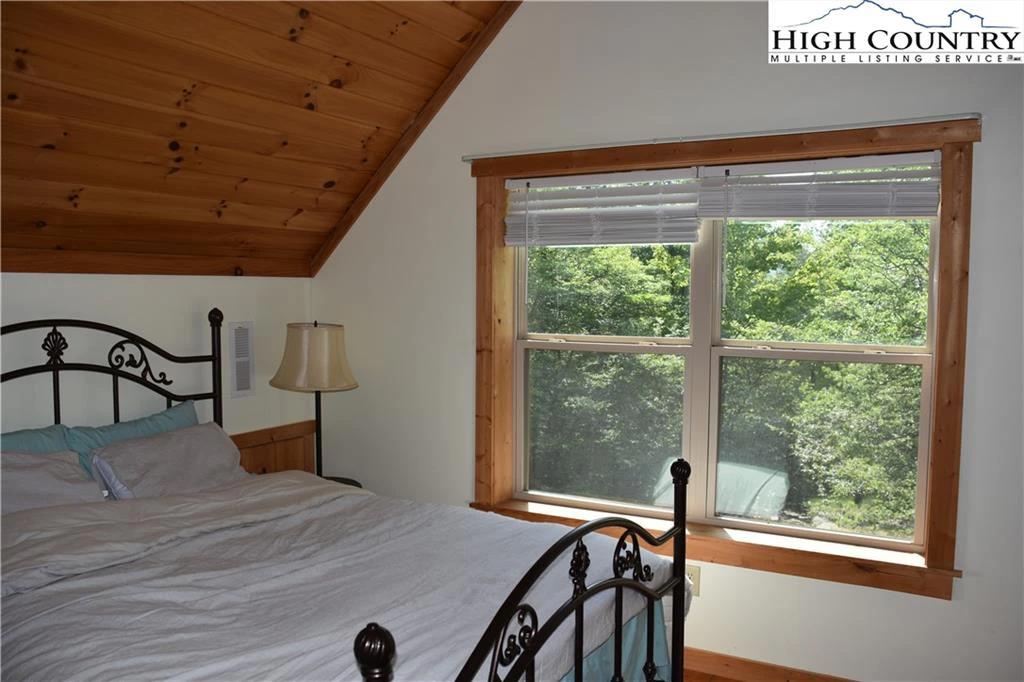 Image number 11 for the current listing