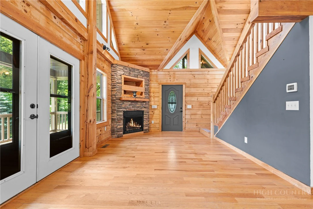 Image number 14 for the current listing