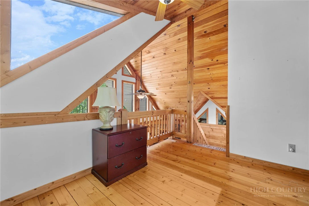 Image number 17 for the current listing