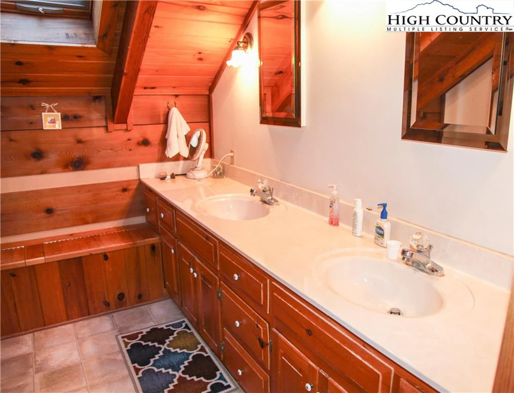 Image number 11 for the current listing