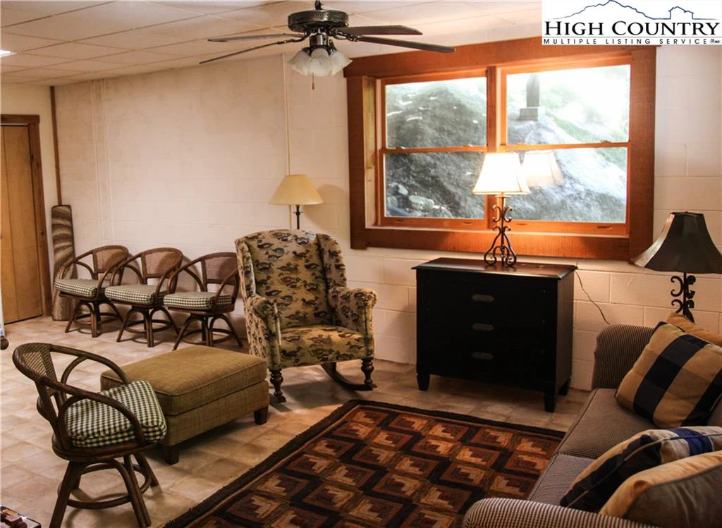 Image number 9 for the current listing