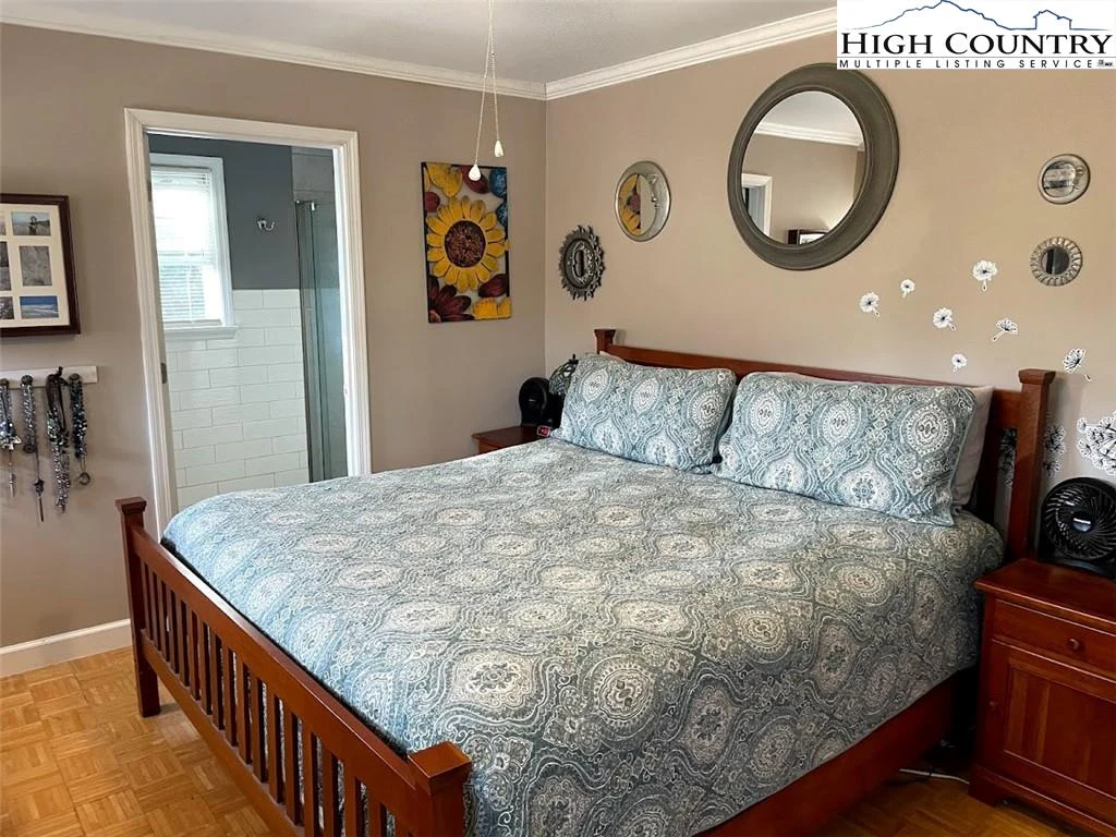 Image number 11 for the current listing