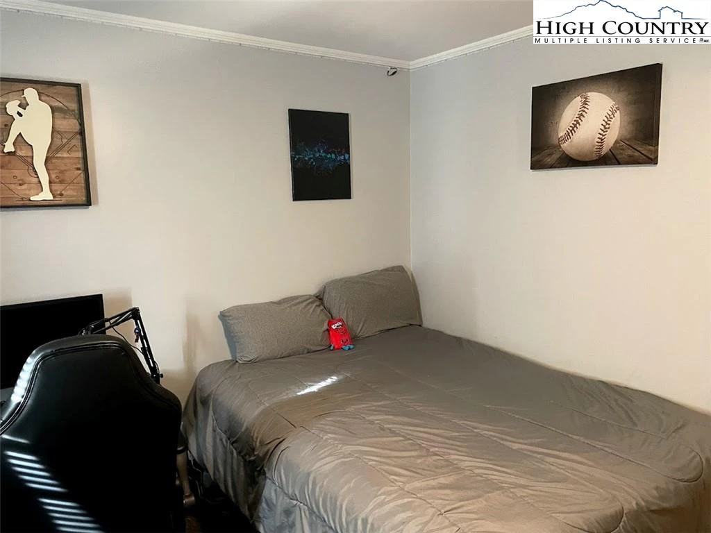 Image number 8 for the current listing
