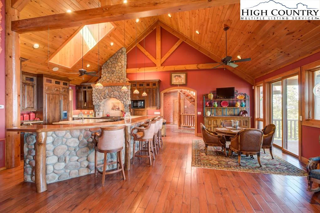 Image number 14 for the current listing