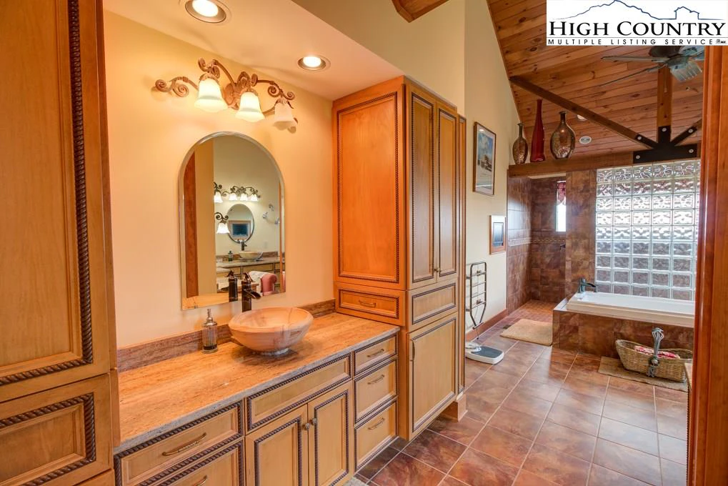 Image number 11 for the current listing