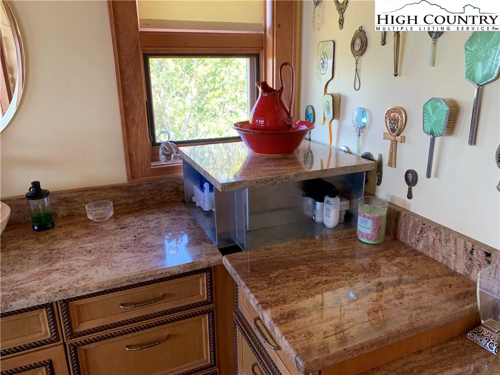 Image number 2 for the current listing