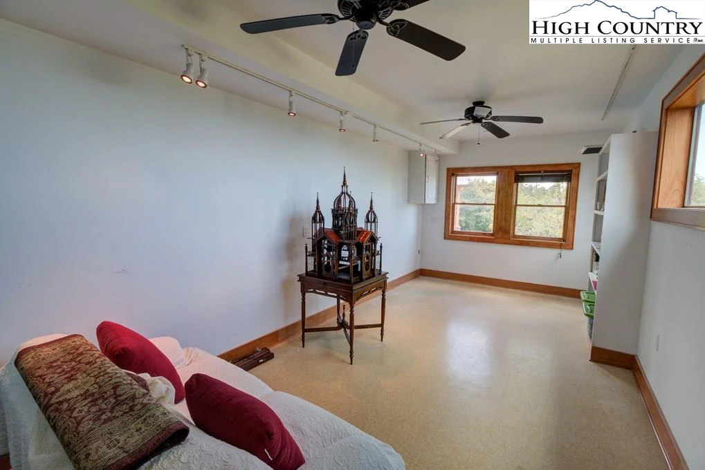 Image number 19 for the current listing