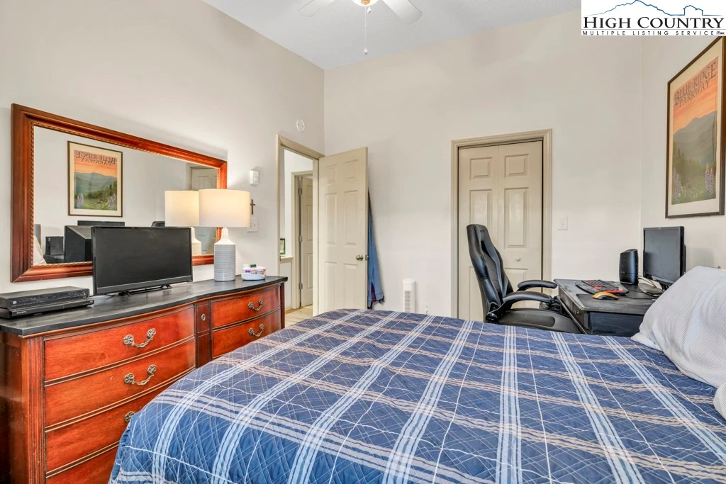 Image number 5 for the current listing