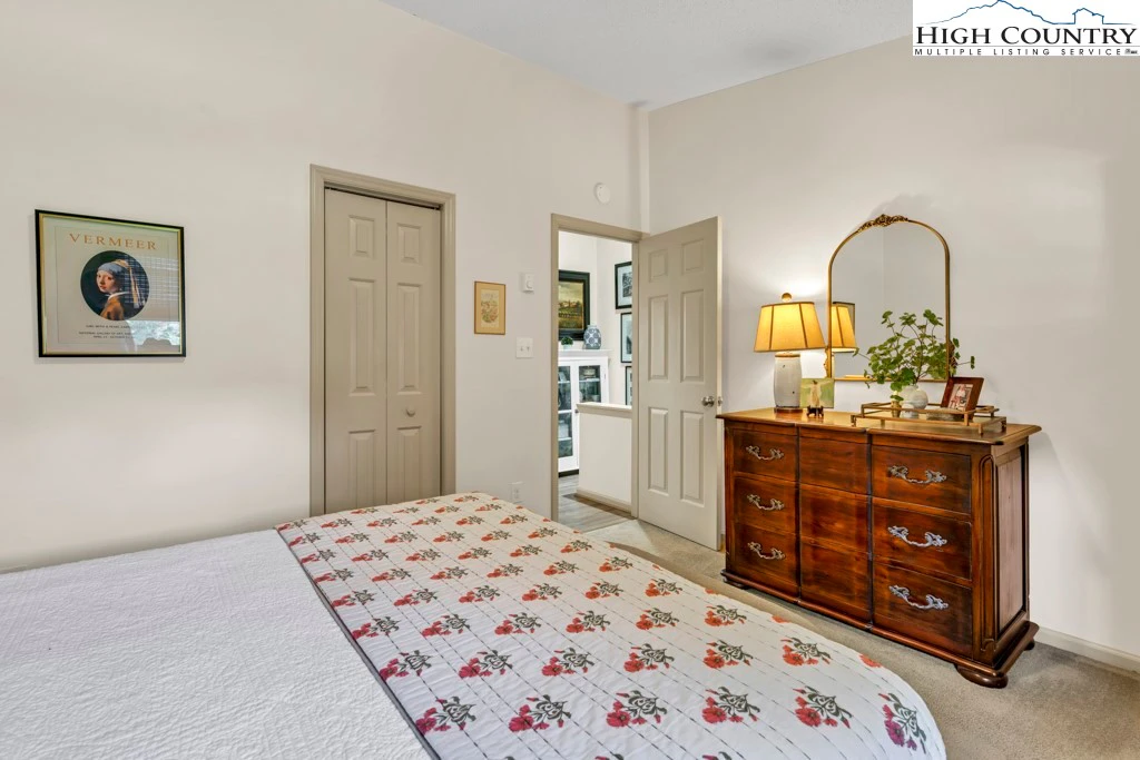 Image number 3 for the current listing