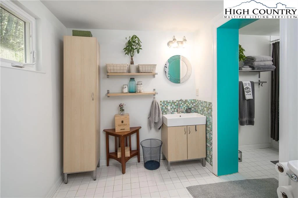 Image number 3 for the current listing