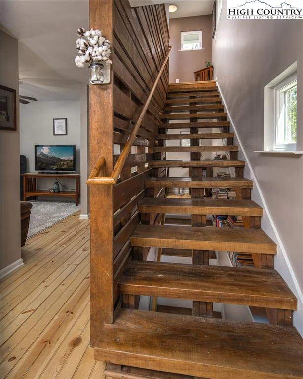 Image number 21 for the current listing