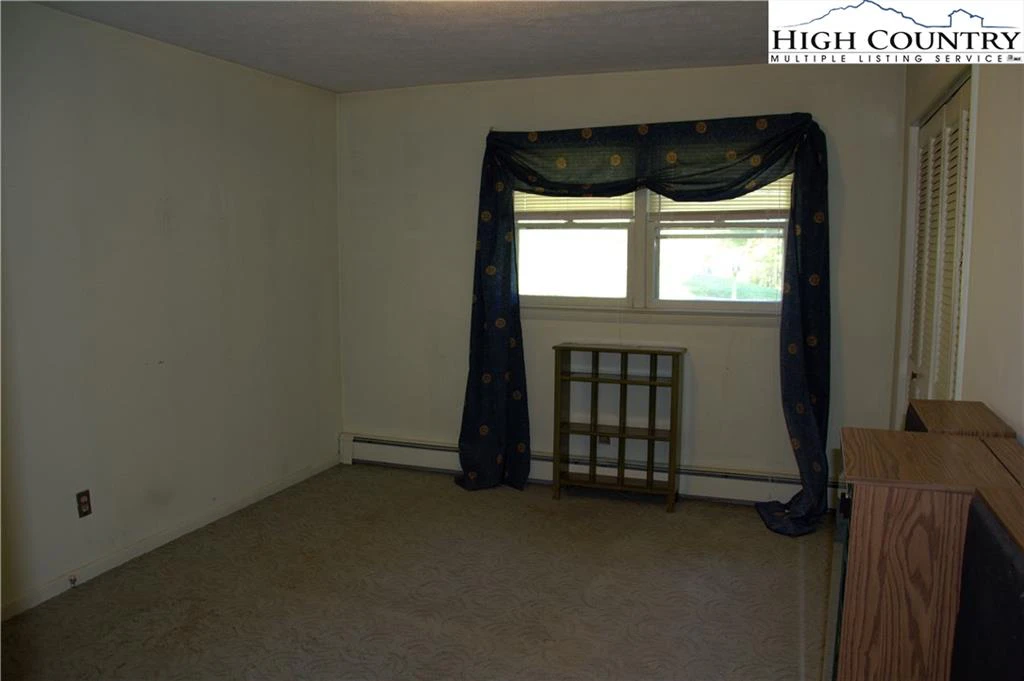 Image number 15 for the current listing