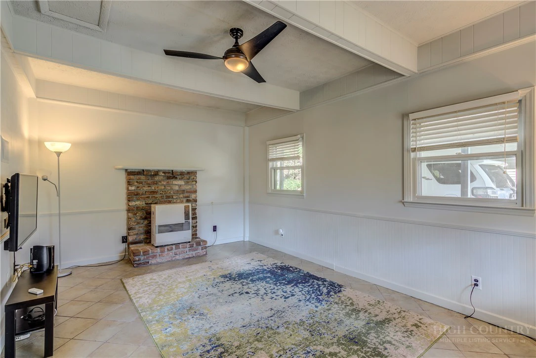 Image number 4 for the current listing
