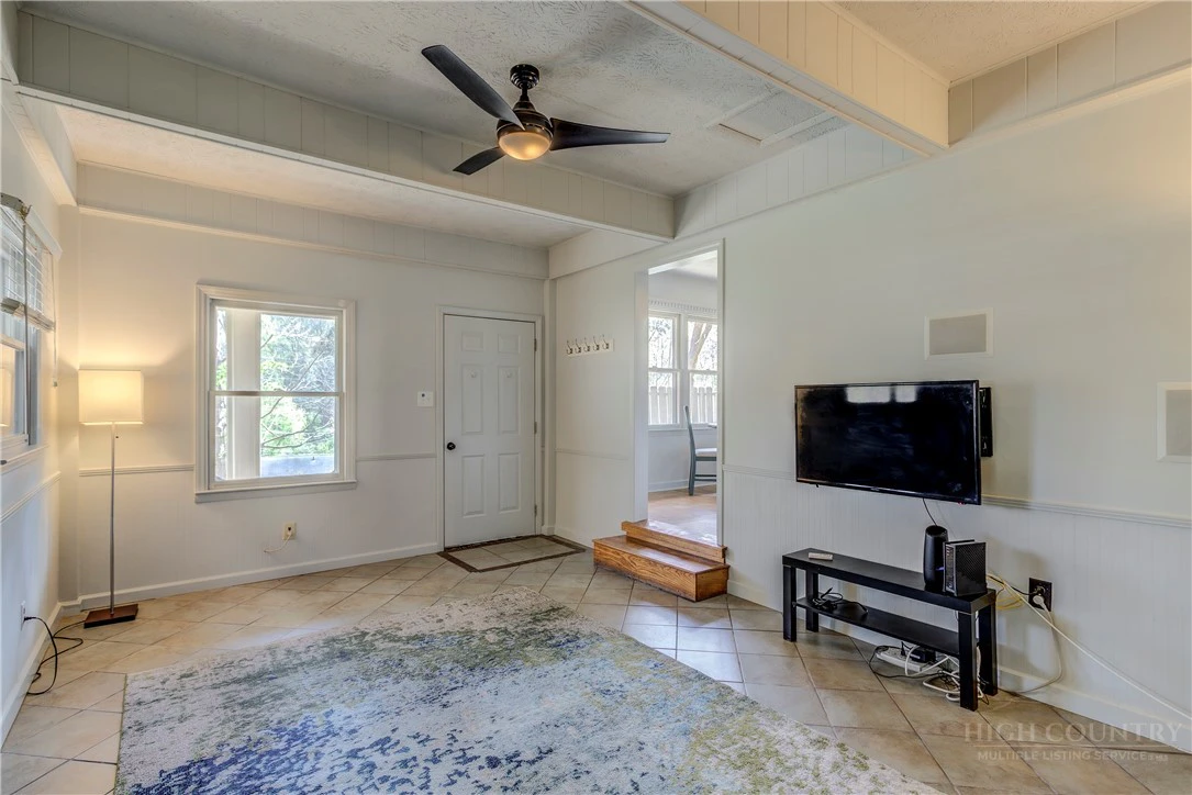 Image number 5 for the current listing