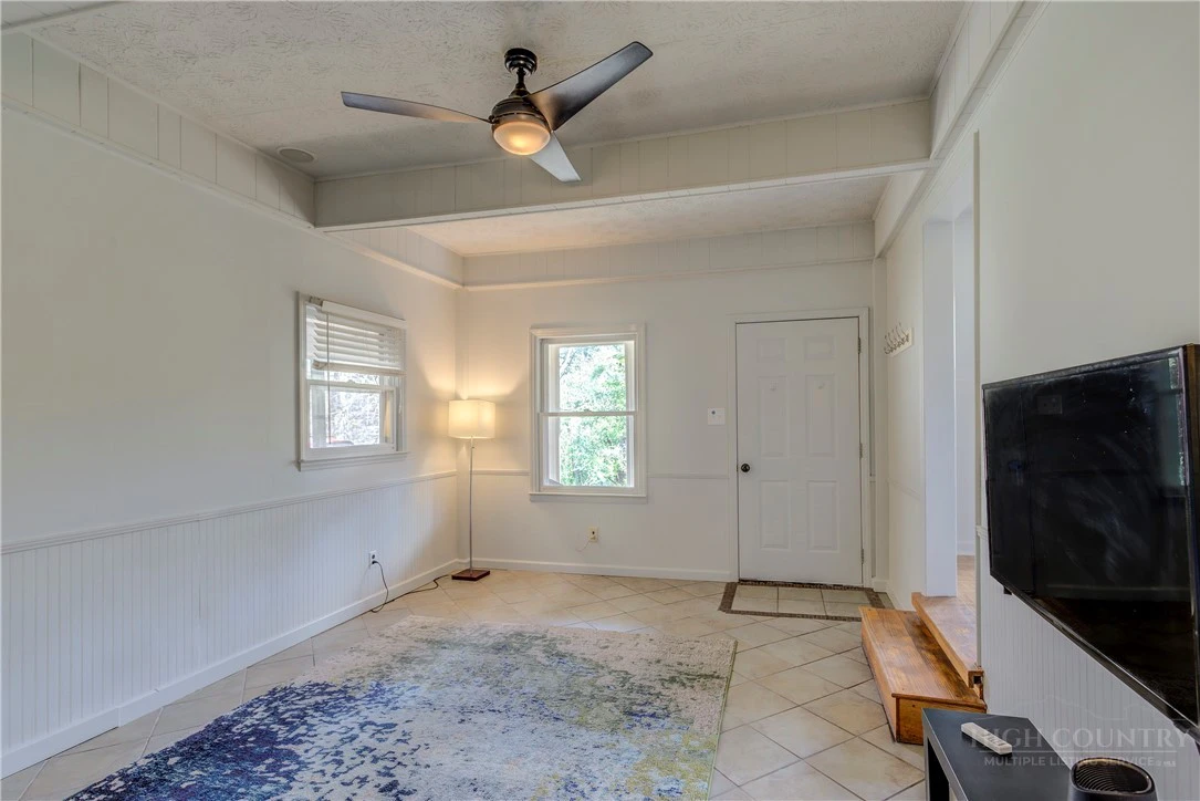 Image number 11 for the current listing