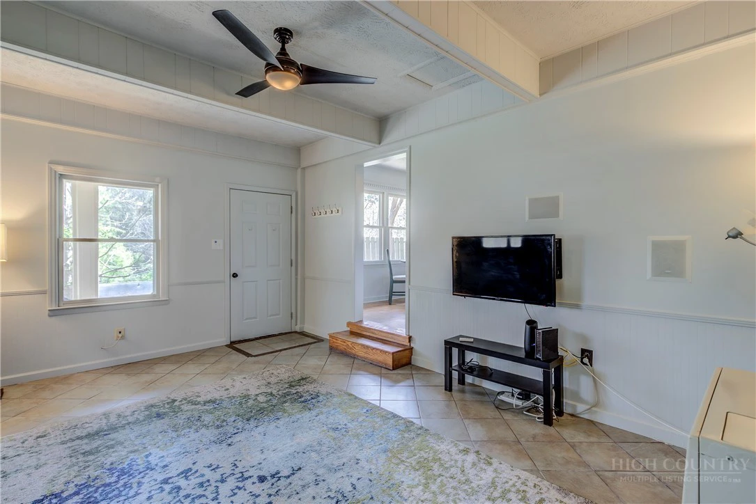 Image number 3 for the current listing