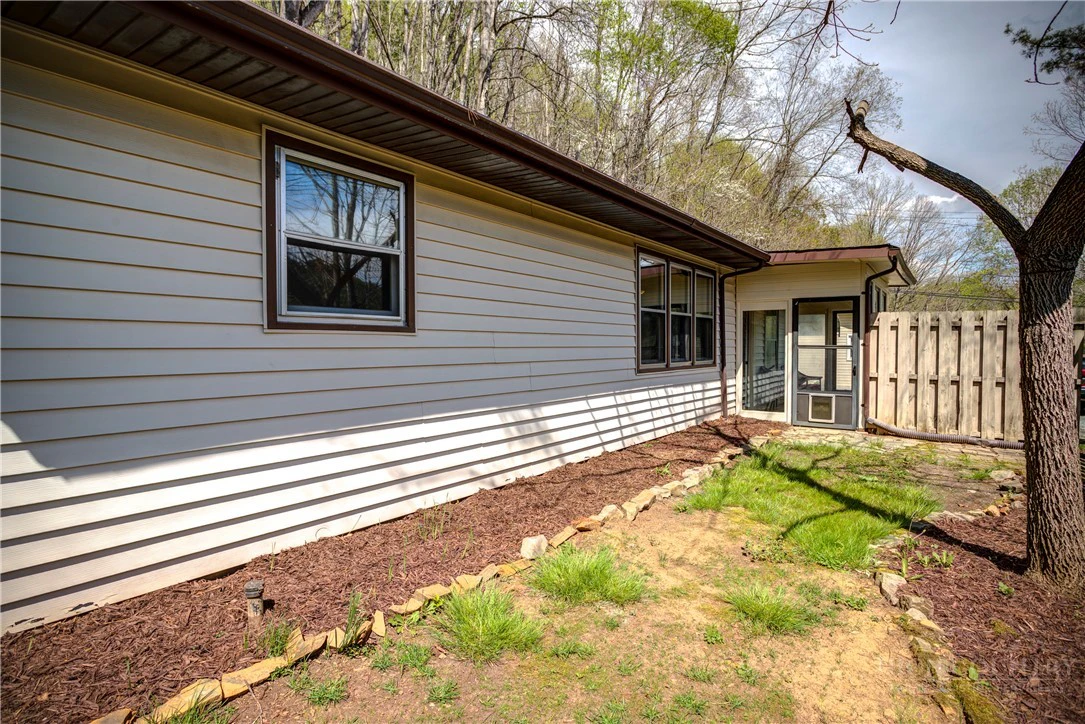 Image number 15 for the current listing